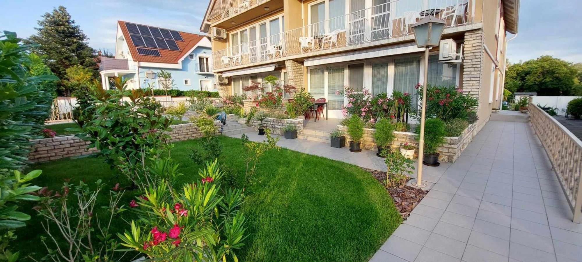 Siesta Apartmanhaz Balatonfuered Exterior photo