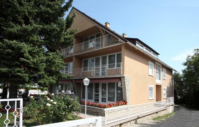 Siesta Apartmanhaz Balatonfuered Exterior photo